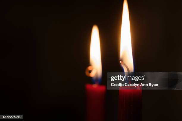 red candles aflame - wake stockfoto's en -beelden