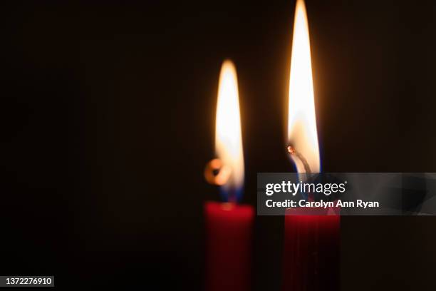 red candles aflame - memorial vigil imagens e fotografias de stock