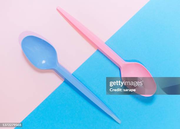 cucharillas rosas y azules - zweifarbig farbe stock-fotos und bilder