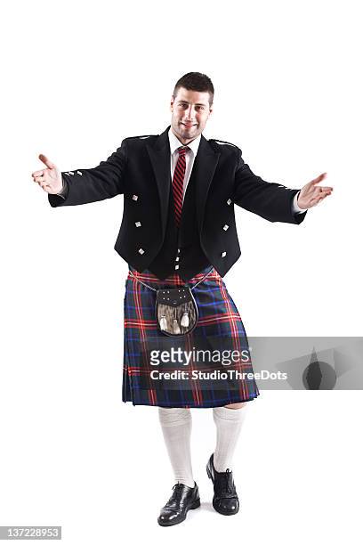 atractivo joven scotsman - falda escocesa fotografías e imágenes de stock