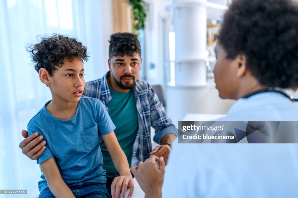 Garoto negro fazendo exame médico no consultório médico