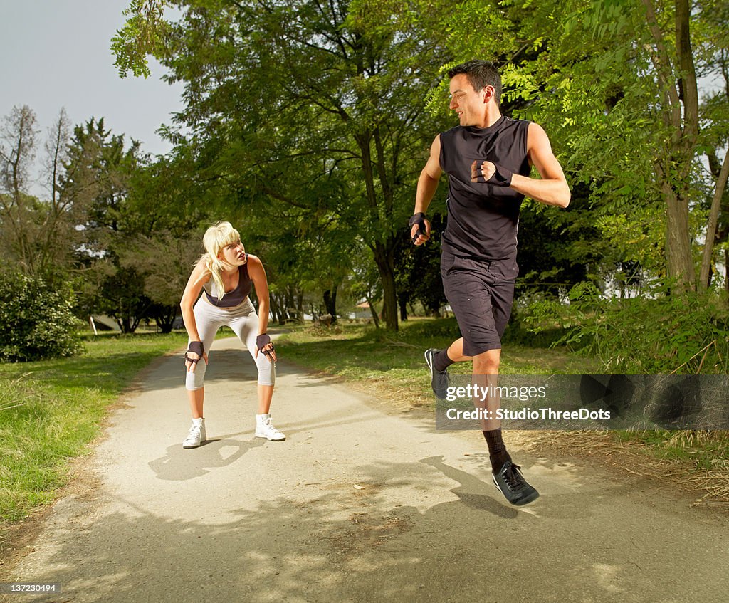 Pareja joven para correr en el parque