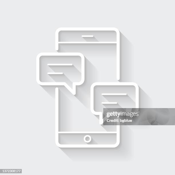 ilustrações, clipart, desenhos animados e ícones de smartphone com bolhas de bate-papo. ícone com sombra longa em fundo em branco - design plano - sms:a