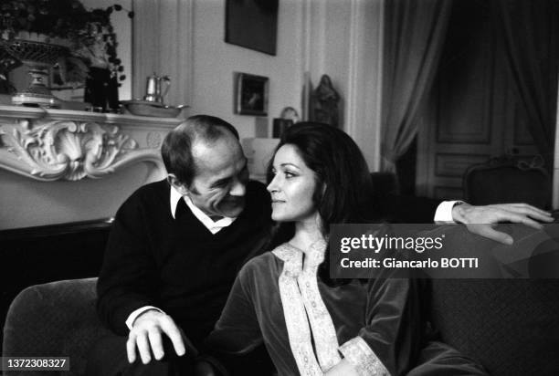 Actrice française Françoise Fabian avec son mari Marcel Bozzuffi chez eux à Paris dans les années 70