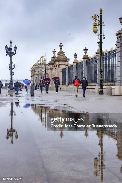 fußgänger, die an einem regnerischen tag durch die plaza de la armeria gehen - parasol de plage stock-fotos und bilder