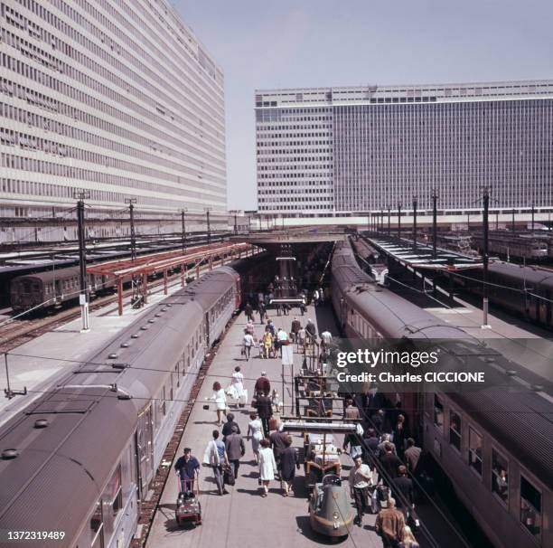 Vue d'un quai de la gare Montparnasse à Paris, dans les années 1960.