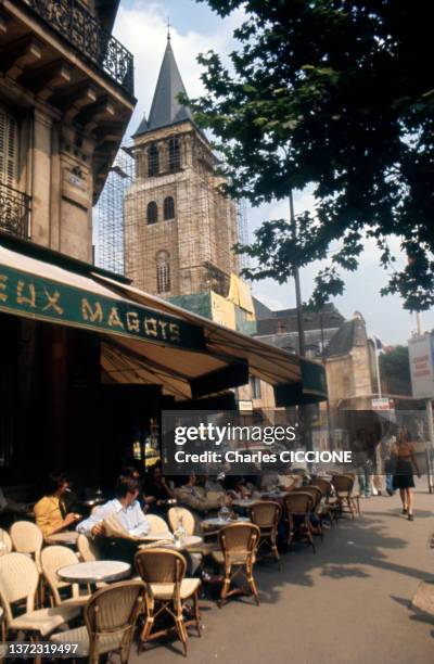 La terrasse du café ''Les Deux Magots'' devant l'église de Saint Germain des Prés à Paris, dans les années 1970.