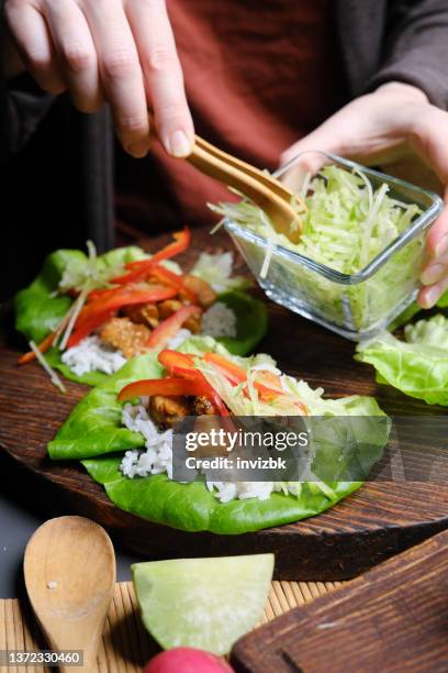 preparing lettuce wraps - alface cabeça de manteiga imagens e fotografias de stock