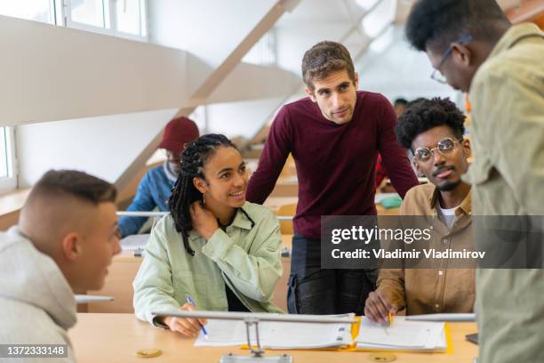 studierende in einer universitätsbibliothek - debatte stock-fotos und bilder