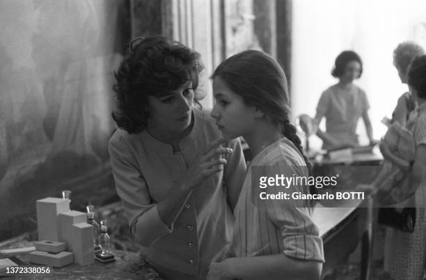 Anouk Aimée avec sa fille Manuela Papatakis à Paris en 1960