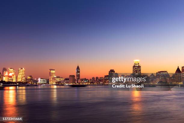 the bund at sunset in shanghai china. - the bund fotografías e imágenes de stock