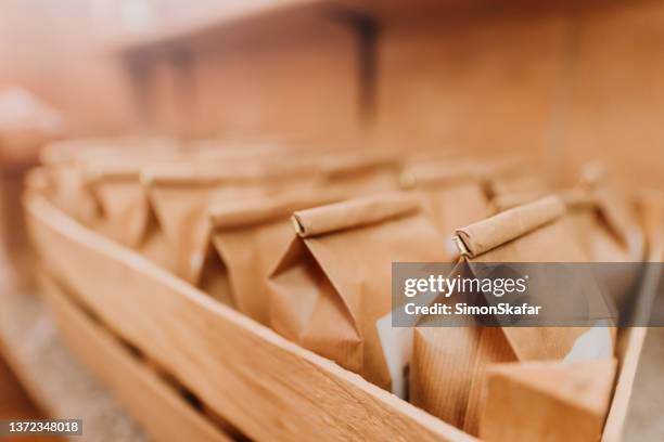 reihe von mehlpapiertüten in holzkiste - paper bag stock-fotos und bilder