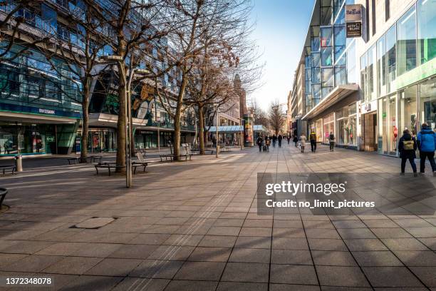 fußgängerzone königstraße in stuttgart - fußgängerzone stock-fotos und bilder