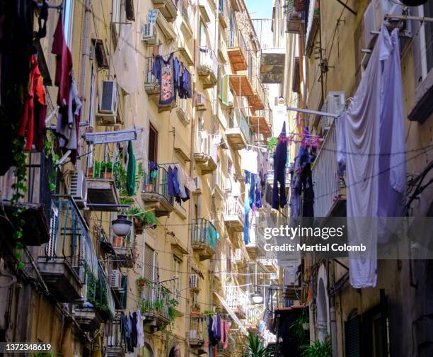 washing lines and windows in the old town of naples - vicolo foto e immagini stock