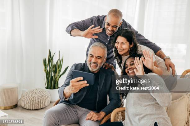 zwei-generationen-familie mit erwachsenen nachkommen beim fotografieren auf der th - canadian thanksgiving stock-fotos und bilder