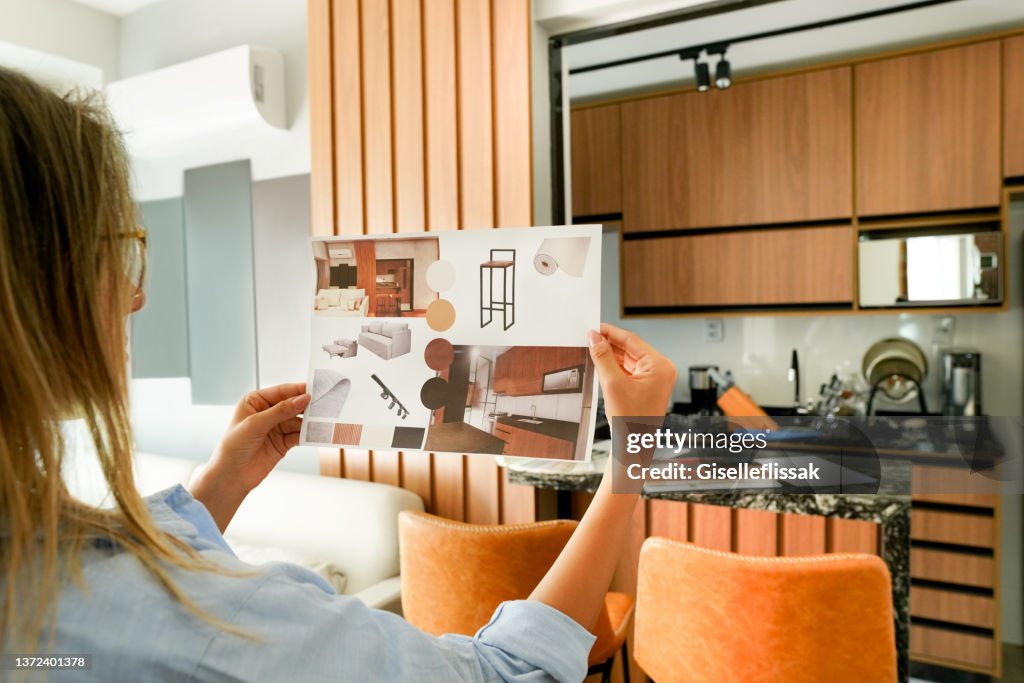 Architektin, die das Bild der Innenarchitektur betrachtet
