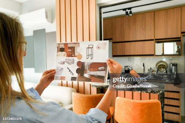 une femme architecte regarde l’image du design d’intérieur - décorer photos et images de collection