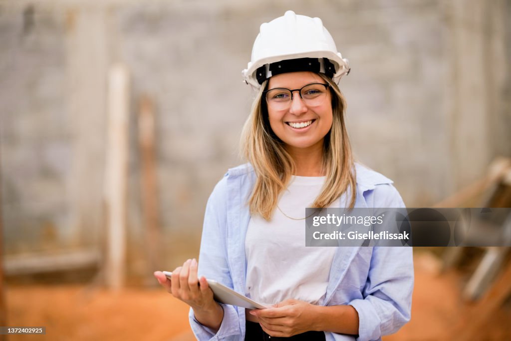 Porträt einer schönen Ingenieurin auf der Baustelle