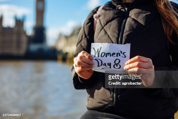 woman with a note with the text women's day - international womens day stock pictures, royalty-free photos & images
