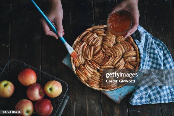 zubereitung von apfelkuchen in der heimischen küche - apfelkuchen stock-fotos und bilder