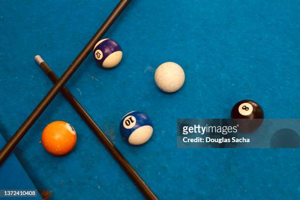 billiards game table with pool balls - pool stockfoto's en -beelden