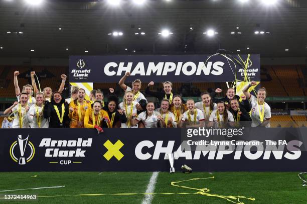 Leah Williamson of England lifts the Arnold Clark Cup following victory during the Arnold Clark Cup match between England and Germany at Molineux on...