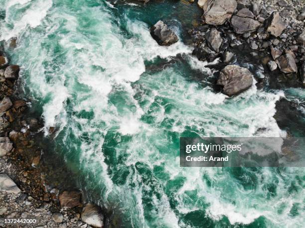luftaufnahme eines gebirgsflusses - altai mountains stock-fotos und bilder