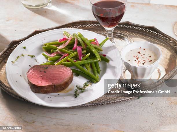 beef fillet with a bean medley - gefilleerde biefstuk stockfoto's en -beelden