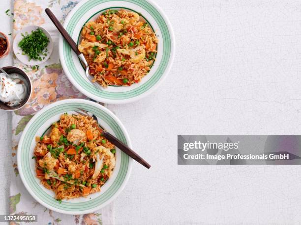 pilau rice with cauliflower and peas - pilafrijst stockfoto's en -beelden