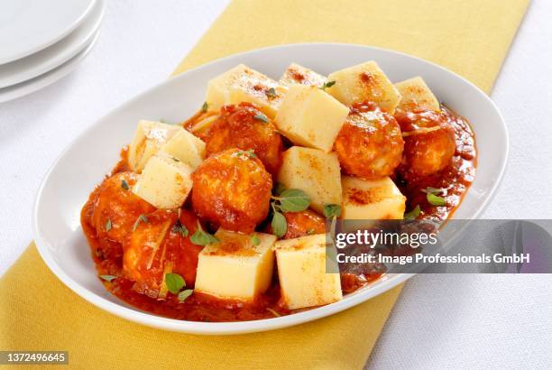 polenta cubes with chicken meatballs - polenta fotografías e imágenes de stock