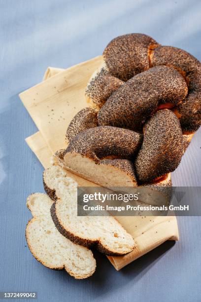 bread with poppy seeds, sliced - challah stock-fotos und bilder