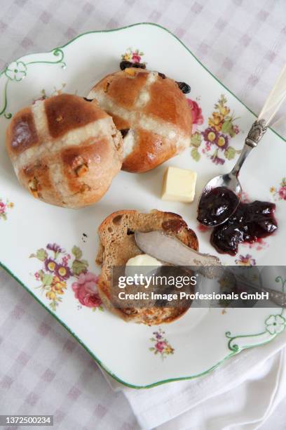 hot cross buns - hot cross bun stock pictures, royalty-free photos & images