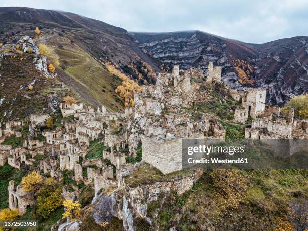 russia, dagestan, gamsutl, old abandoned mountain village in north caucasus - mountain village stockfoto's en -beelden