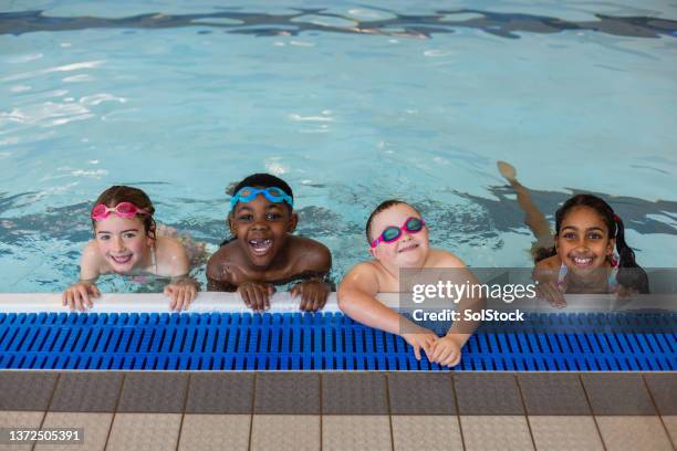 les passe-temps les plus heureux - children swimming photos et images de collection