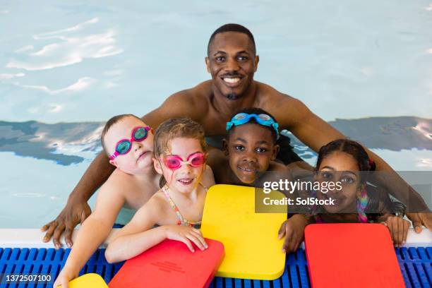 eine glückliche gruppe junger schwimmer - swim safety stock-fotos und bilder