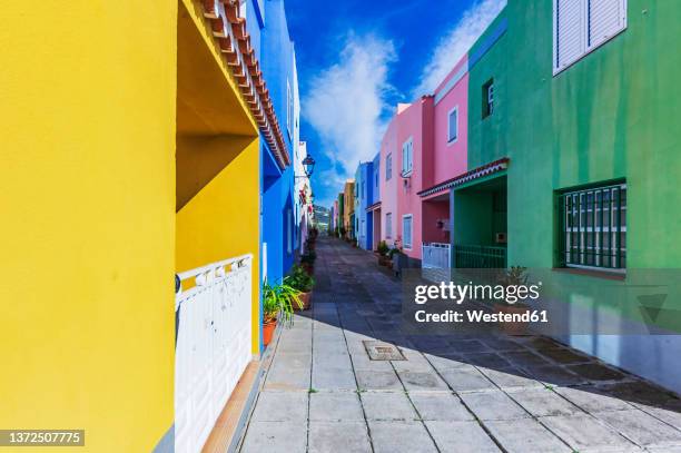 multi colored houses on sunny day at la palma, santa cruz, canary islands, spain - santa cruz de la palma stock pictures, royalty-free photos & images