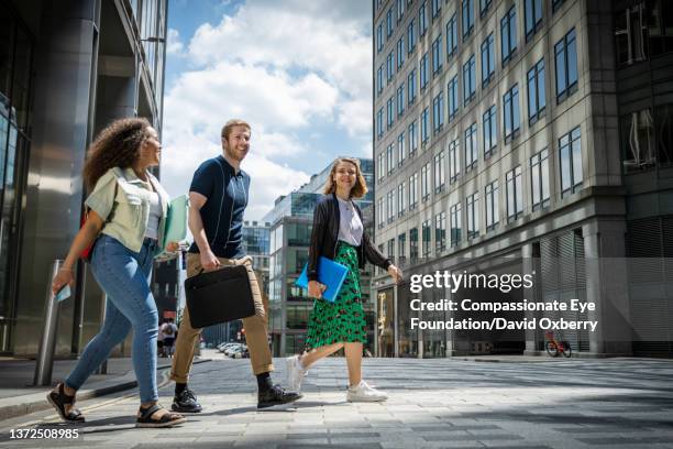 coworkers walking and talking in the city - city map stockfoto's en -beelden