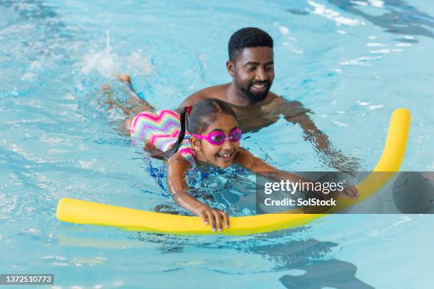 una natación apoyada - niño bañandose fotografías e imágenes de stock