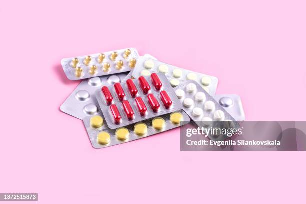 different pills on pink background. close-up. - paracetamol stock pictures, royalty-free photos & images