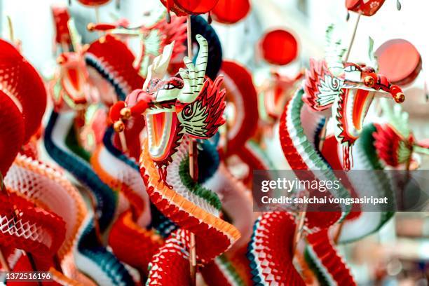 close-up of beautiful paper dragons during chinese lunar new year - depictions stockfoto's en -beelden