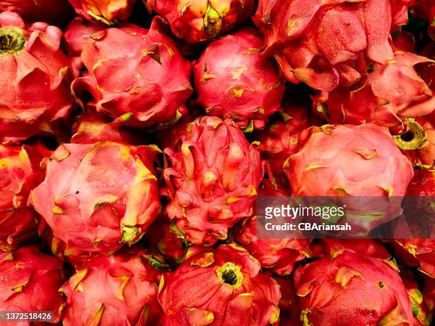 dragonfruit in the supermarket - pitaya stock-fotos und bilder