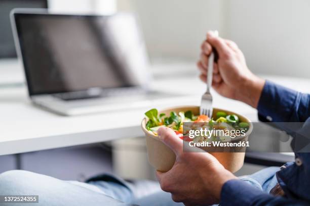 businessman having salad in office - mittagspause stock-fotos und bilder