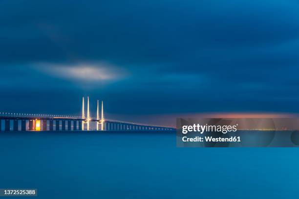 long exposure oforesundbridge at night - oresund bridge stock pictures, royalty-free photos & images