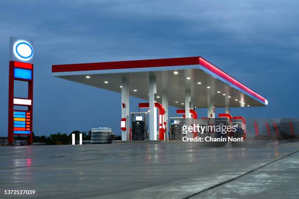 gas station exterior night lights - benzinestation stockfoto's en -beelden