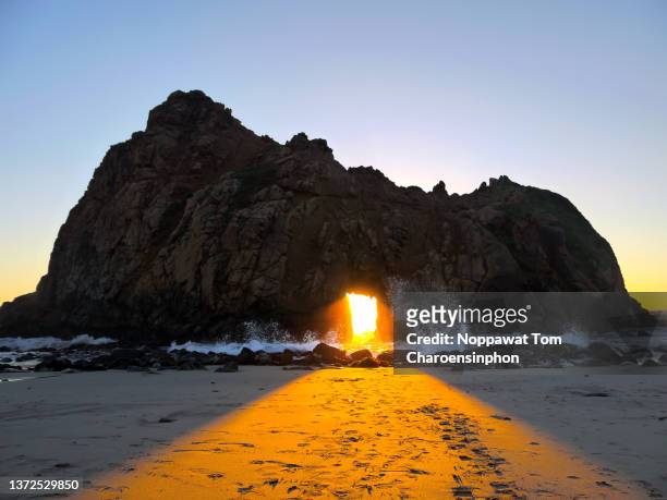 sunray passing through keyhole arch at pfeiffer beach, big sir, ca1 highway, california, usa during sunset - eureka california stock pictures, royalty-free photos & images