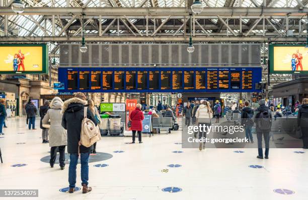 hauptbahnhof in glasgow, schottland - glasgow schottland stock-fotos und bilder