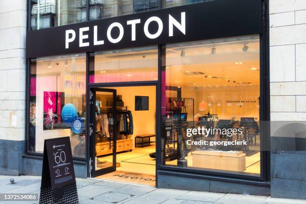 tienda peloton - pelotón términos deportivos fotografías e imágenes de stock