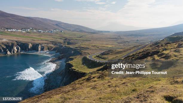 beach by the atlantic ocean in achill island, western ireland - county mayo imagens e fotografias de stock