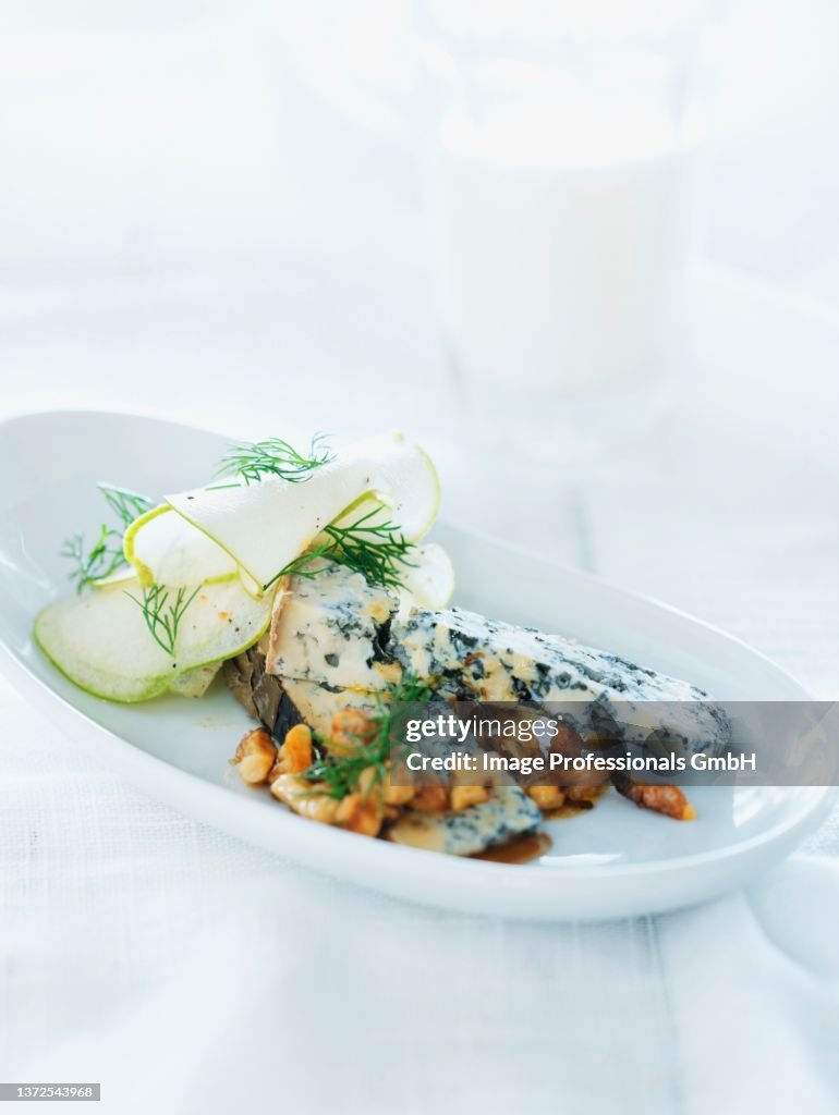 Blue cheese with nuts and honey sauce