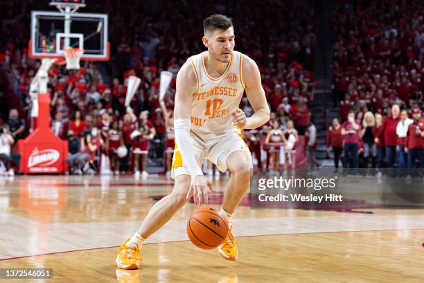 John Fulkerson of the Tennessee Volunteers drives to the basket during a game against the Arkansas Razorbacks at Bud Walton Arena on February 19,...